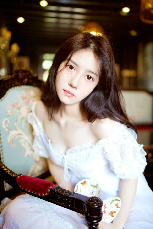 男人天生多情，只是他会对某一个人长情。女人天生专情，但她会对某一个人绝情。男人和一个喜欢的人在一起的时候，心里还有一个或多个她。因为他多情[lizhigushicom]。女人和一个喜欢的人在一起她所想的就是他。即使有更好的男人出现她也不会放弃。因为她的专情。而当她决定放弃一切都没有余地了。因为她绝情!